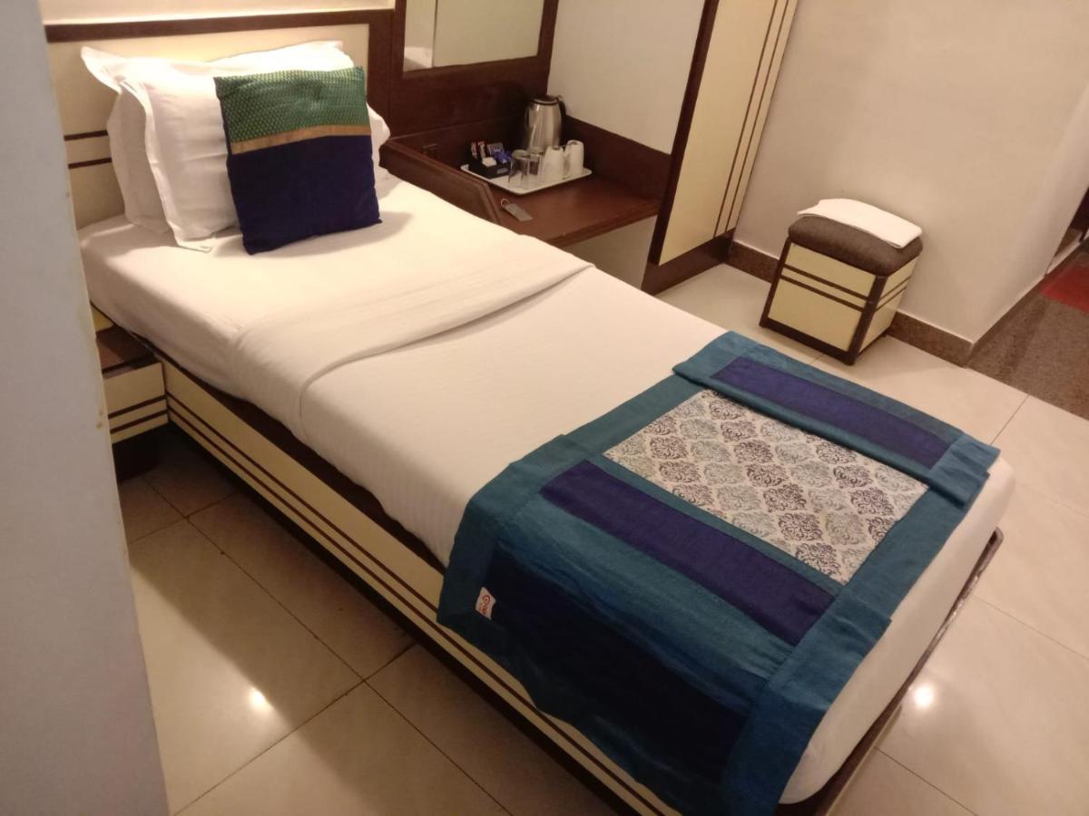 Strand Hotel, Colaba Mumbai Exteriör bild