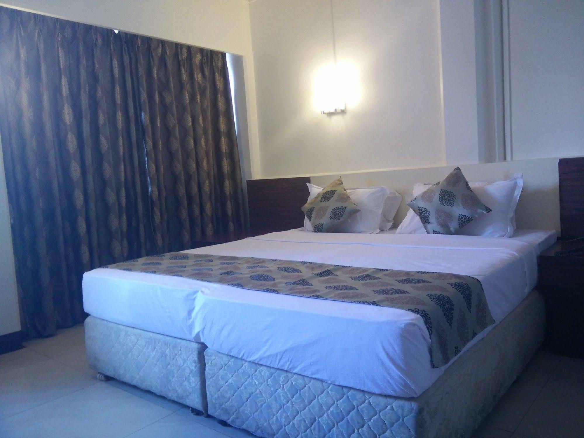 Strand Hotel, Colaba Mumbai Exteriör bild